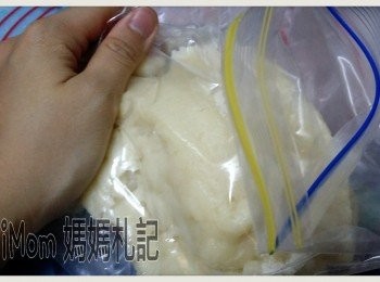step4: 蒸好的粉糰蓋上碟子/保鮮紙²稍微放涼，趁微暖放進密實袋揉至軟滑。

* 糯米粉糰比較黏手，小朋友手小，較難找尋尺吋合適的不黏粉糰小手套。用密實袋既可省略手套的問題，用剩的粉糰亦可直接封好袋口儲存！

記得搓粉糰時袋口不要全封以免搓爆袋啊！*