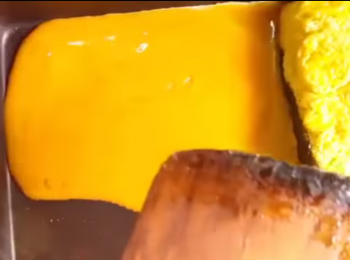 step5: 把蛋卷撥去鍋子的一端，再倒入蛋液。
Move the egg roll to one side of the pan. Pour in the egg mixture again.