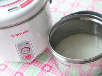 step1: 將白米，放入鍋中以溫冷水，以手指尖順時針輕輕繞洗再瀝水，反覆三次，再將洗淨白米放入內鍋中，水0.5量杯倒於內鍋，外鍋為0.5量杯水