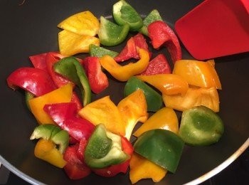 step3: 原鑊炒香彩椒，再加入雞柳帶子快炒，下露筍，再加入酒、蠔油、砂糖、鹽、胡椒粉，炒勻即可。