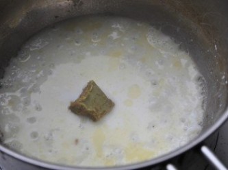 step7: 接著取出穀盛綠咖哩1小塊下鍋滾煮溶化成糊狀