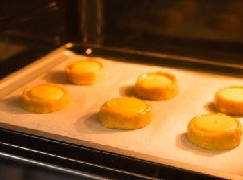 step11: 組合方法：放入攝氏 190 度的焗爐中低層，焗約 15 分鐘至曲奇熟透而芝士餡微微金黃色即可出爐。出爐後靜置 5 – 10 分鐘待曲奇變得較硬身，小心移至網架上放涼即成。