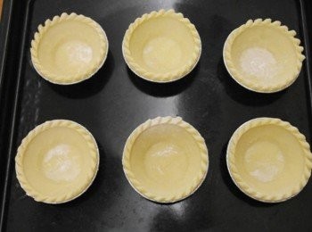 step2: 先將小的冷凍塔皮放進預熱180度的烤箱烤約20分鐘!!