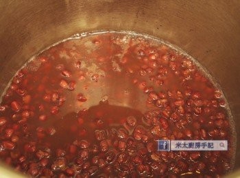 step1: 紅豆用水浸過夜備用。
把浸紅豆的水隔去，把紅豆放入煲，加入800毫升水煲至紅豆爛開。