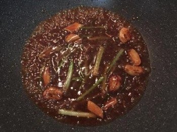 step4: 轉小火依續放入<span class="group_2">調味料</span>，醬油膏（帶甜味的）或蠔油，米酒、水和黑胡椒粉，煮滾後試味道並用鹽調整。