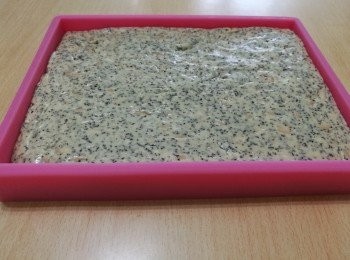 step10: 可以放在室温放涼，也可放進雪櫃中，加快牛軋糖變硬的時間。放在雪櫃1小時，放至夠硬，便可切成條狀。牛軋糖太熱時切，會很黏很難切，如放得太涼太硬，也會很難切。所以，要把握適當的切割時間哦。