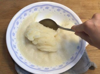 step4: 4. 蒸好取出後，翻動糯米團