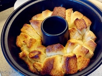 step8: 焗爐預熱200度。發酵好的麵團塗上剩餘的塗料，再放入焗爐，用170度焗25分鐘
焗好的麵包放涼後脫模，灑上糖粉即成。