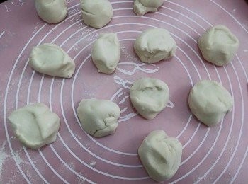 step2: 麵皮做法:
將所有材料放入盆中,倒入滾水,攪拌成為塊狀,再加入冷水再攪拌,搓揉成為無粉粒至光滑的麵團