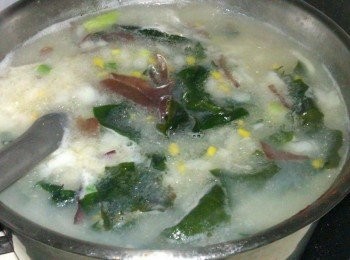 step6: 將海帶，火鍋豆腐丁，木耳絲通通下鍋一起轉中火滾煮約5分鐘，即可放入少許鹽巴及胡椒粉調味