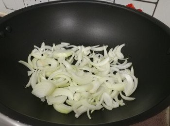 step1: 先下油爆香洋蔥絲，下燒汁 煮滾後轉細火煮至洋蔥腍軟