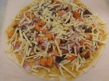 step4: 將<span class="group_3">餡料</span>鋪上餅面最後加上芝士。