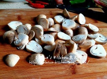 step2: 草菇及蕃茄用水沖洗乾淨 , 草菇切片 , 蕃茄切件