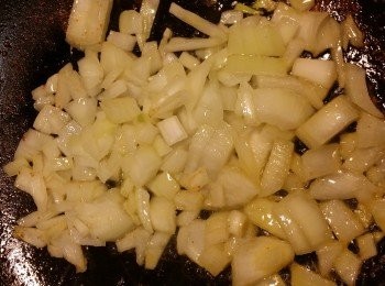 step2: 開鍋用中火，半大匙牛油，下蝦仁，下適量蒜鹽把蝦仁炒熟拿起。
原鍋中火下1大匙牛油，下洋蔥爆香，下绍酒，下牛奶，下忌廉，下意粉拌好，下適量蒜鹽，下胡椒粉煲滾，上碟。