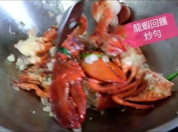 step5: 在鑊中炒香薑蔥乾蔥，龍蝦件回鑊炒勻。