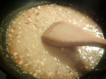 step4: 再下少許橄欖油，下蒜茸及洋蔥炒兩分鐘，下鹽及黑胡椒粉調味。然後下米，炒一分鐘，然後下白酒，不停攪拌