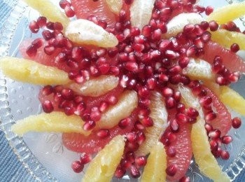 step4: 另一顆柳丁榨汁 , 淋到沙拉上即是美味的沙拉醬汁