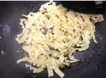 step5: 再加入意粉炒勻