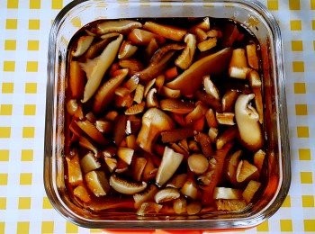 step2: 在浸泡香菇的水裡加入一小匙的醬油這樣香菇就會有淡淡的醬香與鹹度喔