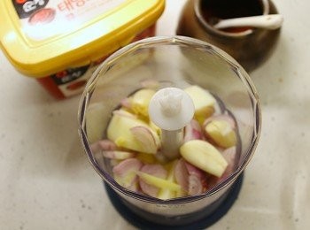 step3: 蘋果去皮去籽切小件, 和蒜瓣, 薑, 乾蔥和一同放到攪拌器攪成醬汁