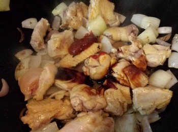 step4: 贊少許酒後，加入<span class="group_3">醬料</span>炒勻。