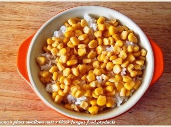step3: 將醬油放入米飯中，攪拌均勻後，再於上層鋪滿玉米粒。