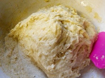 step3: 加入低筋面粉搅拌均衡，大概1分钟，拌匀后面团会很粘。盖上锅盖，让它休息1小时，直到它双倍大。

Jojo Low细细语:"面团搅拌后不光滑是没问题,如图。"