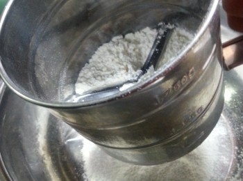 step2: 將80g低筋麵粉過篩