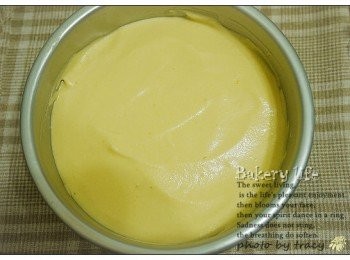 step10: 11最後用刮刀稍微撫平麵糊.再拿起模具輕震10餘下.
    烘烤:預熱200度,放入模具後轉溫170度,烤40分!