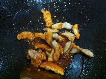 step2: 將鍋內多餘的食油盛起留下約1匙，加入蒜蓉爆香，然後加入番茄醬，糖，食水。煮至濃稠將炸好的肉條加入大火炒翻即可。