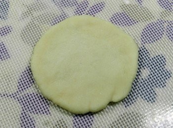 step4: 用橄麵棍將麵團橄圓