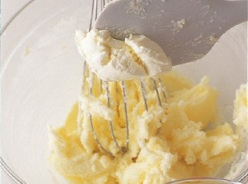 step4: 把酸奶油分成3∼4次，逐次少量地加入，每次加入後都要充分攪拌混合。