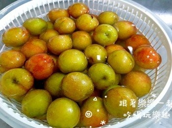 step2: 加入乾淨的清水，水量跟李子差不多滿就可以了。再放入鹽後，靜泡約10分鐘，洗淨撈起備用。
