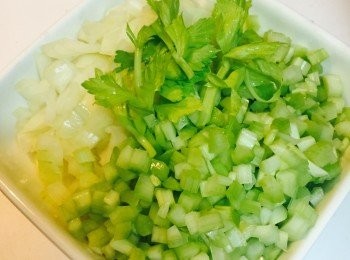 step1: 洋蔥先泡水，洋蔥和西芹洗淨切粒備用。西芹葉留下備用。
