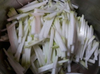 step2: 胡瓜去皮切細條