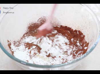 step2: 篩入低筋麵粉、無糖可可粉和泡打粉，用刮刀拌勻。