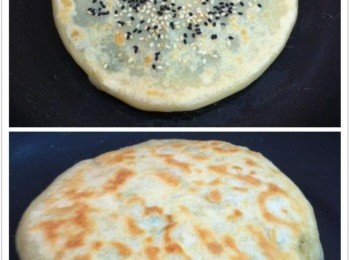 step5: 取出平底鍋，加入少許牛油，
鍋熱，放入包好麵團的餡料，中小火前後煎至金黃色，即可。