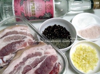 step1: 備好所有<span class="group_1">食材</span>。帶皮五花肉事先洗淨，並用廚房紙巾擦乾表面水份。蒜頭切細末，備用。