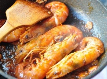 step5: 均勻翻炒，讓蝦子吸收醬汁