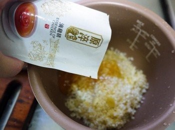 step3: 拌炒均後將飯放入內鍋，倒入滴雞精與一杯水(米杯)， 若是用雞湯就無需再放水了，飯鍋跳起略拌均即可