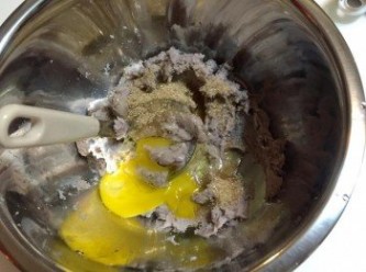 step2: 加入一顆蛋、一匙奶粉（因為沒有鮮奶油）、三大匙砂糖、適量太白粉和麵粉，以上除了蛋之外都可以自行加減，視味道和喜歡的甜度做調整
