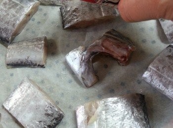 step2: 將魚兩邊灑上七味粉