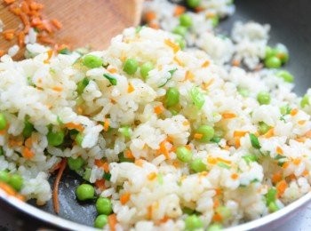 step4: 灑入鄉村田園風味鹽及香菇鹽均勻調味拌炒數下即可起鍋