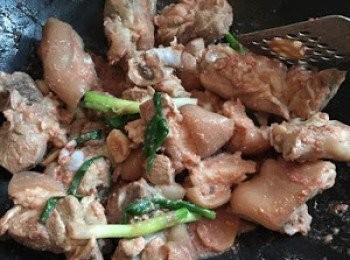 step6: 再快手加入豬手快炒至每件豬手沾上南乳汁，若太乾身，加少許水中大火快炒鑊氣重，味道更佳，加入老抽上色