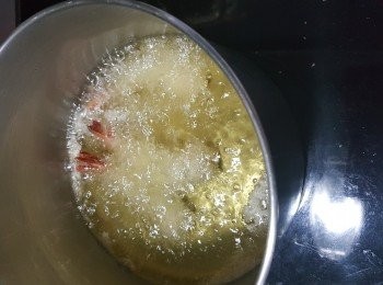 step9: 放入吉列蝦炸到麵包糠金黃