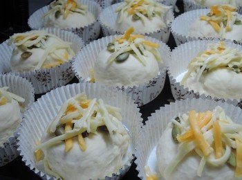 step7: 全部都做好後，進行二次發酵，也約漲成兩倍大，再放上南瓜子與披薩起司，烤箱170度預熱十分鐘後，將麵包放入烤20~25分鐘