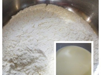 step2: 中筋粉與吉士粉拌勻後遂少加入步驟(1)拌勻至無粉粒再加入牛油溶液拌勻。靜置15分鐘。