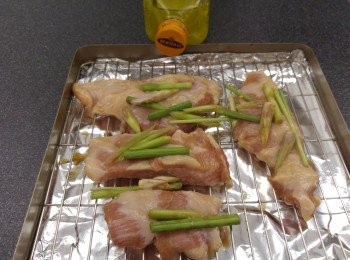 step1: 將豬頸肉一片開二,每件肉側面需開少許防卷曲,然後除百得利純正油後下,將所有材料混合醃15分鐘後再下油醃15分鐘以上,預熱焗爐250度。