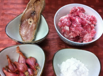 step1: 備好<span class="group_1">食材</span>：鹹魚、肉末、幹蔥頭、澱粉。