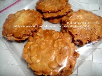 step10: 【保持酥脆秘訣】瓦片放涼後是酥脆的，需立即放入夾鏈袋，並將袋內空氣稍加擠壓排出後再密封。每袋所裝的份量不要多，開開關關好幾回，更易吸附空氣而回軟。